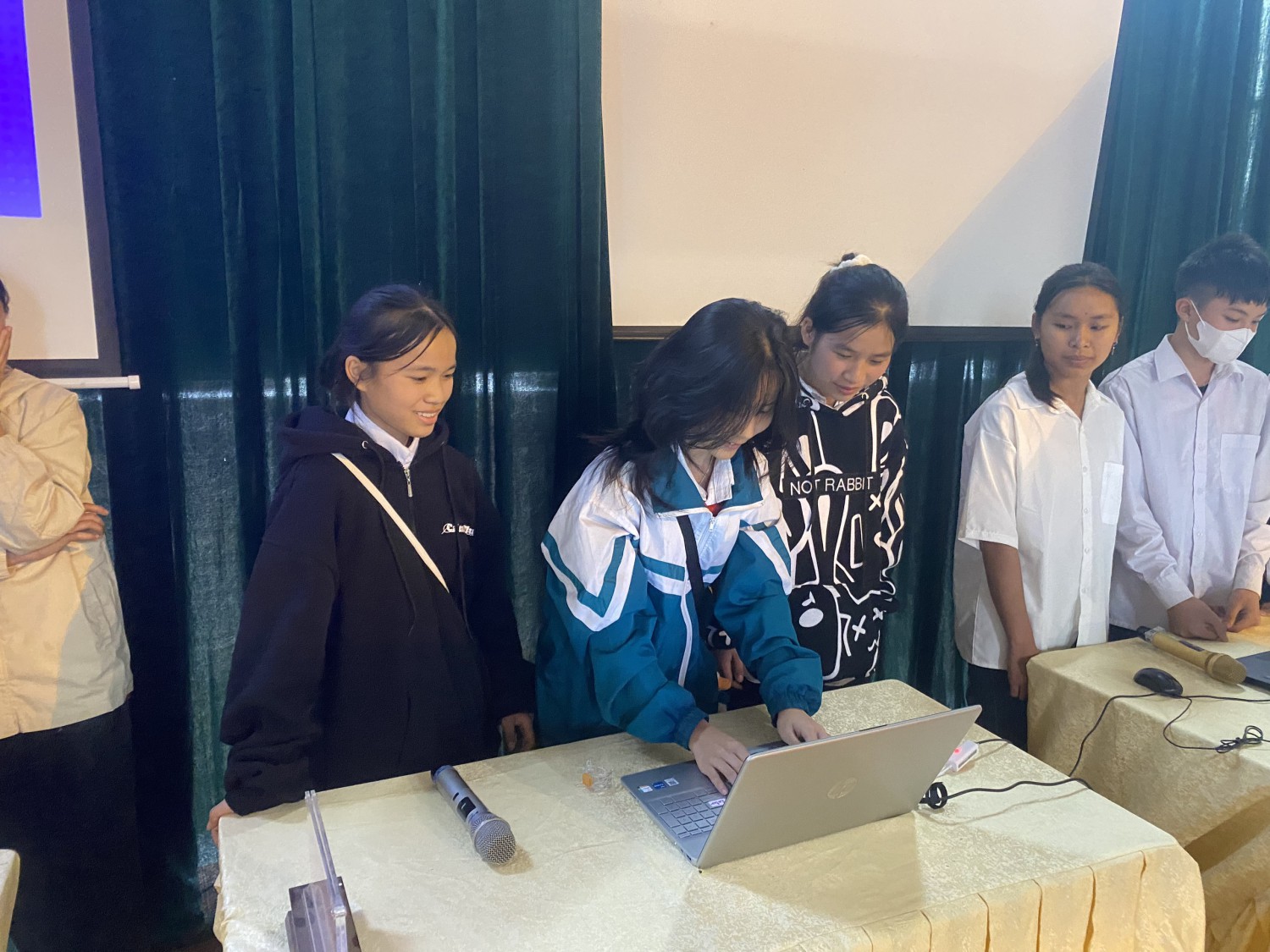 Các em học sinh tham gia thi thử Cuộc thi “Trí tuệ học đường” học sinh cấp trung học cơ sở lần thứ II, năm 2024 huyện Điện Biên Đông.