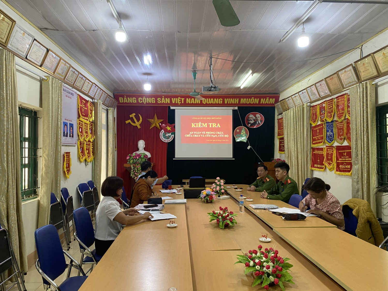 Công an huyện Điện Biên Đông kiểm tra công tác phòng cháy, chữa cháy và cứu nạn, cứu hộ tại trường THCS Luân Giói